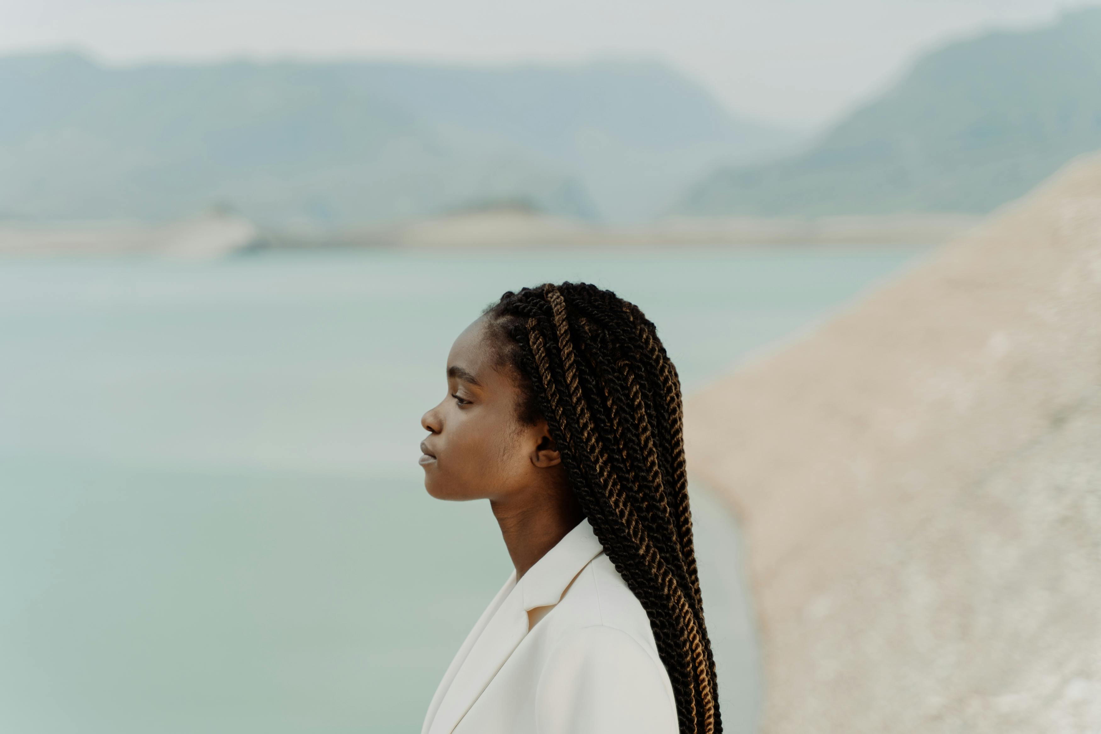 品牌故事案例：棚拍质感与对比光影